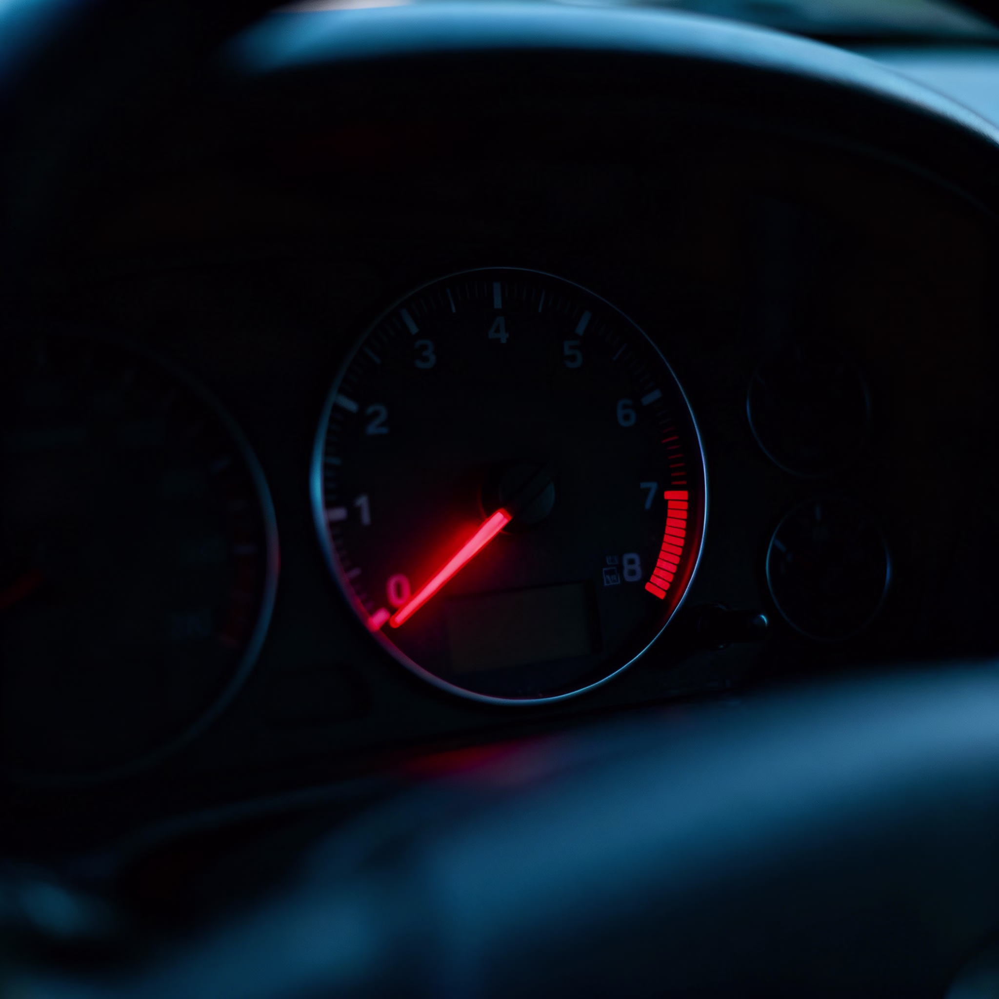 Auto-Drehzahlmesser, dessen Nadel im roten Bereich feststeckt.